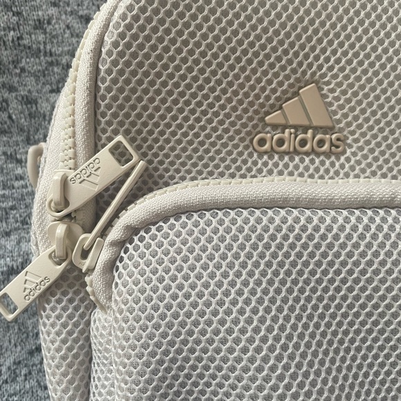 LIKE NEW ADIDAS AIRMESH CONVERTIBLE MINI BACKPACK AND CROSSBODY - Picture 7 of 7